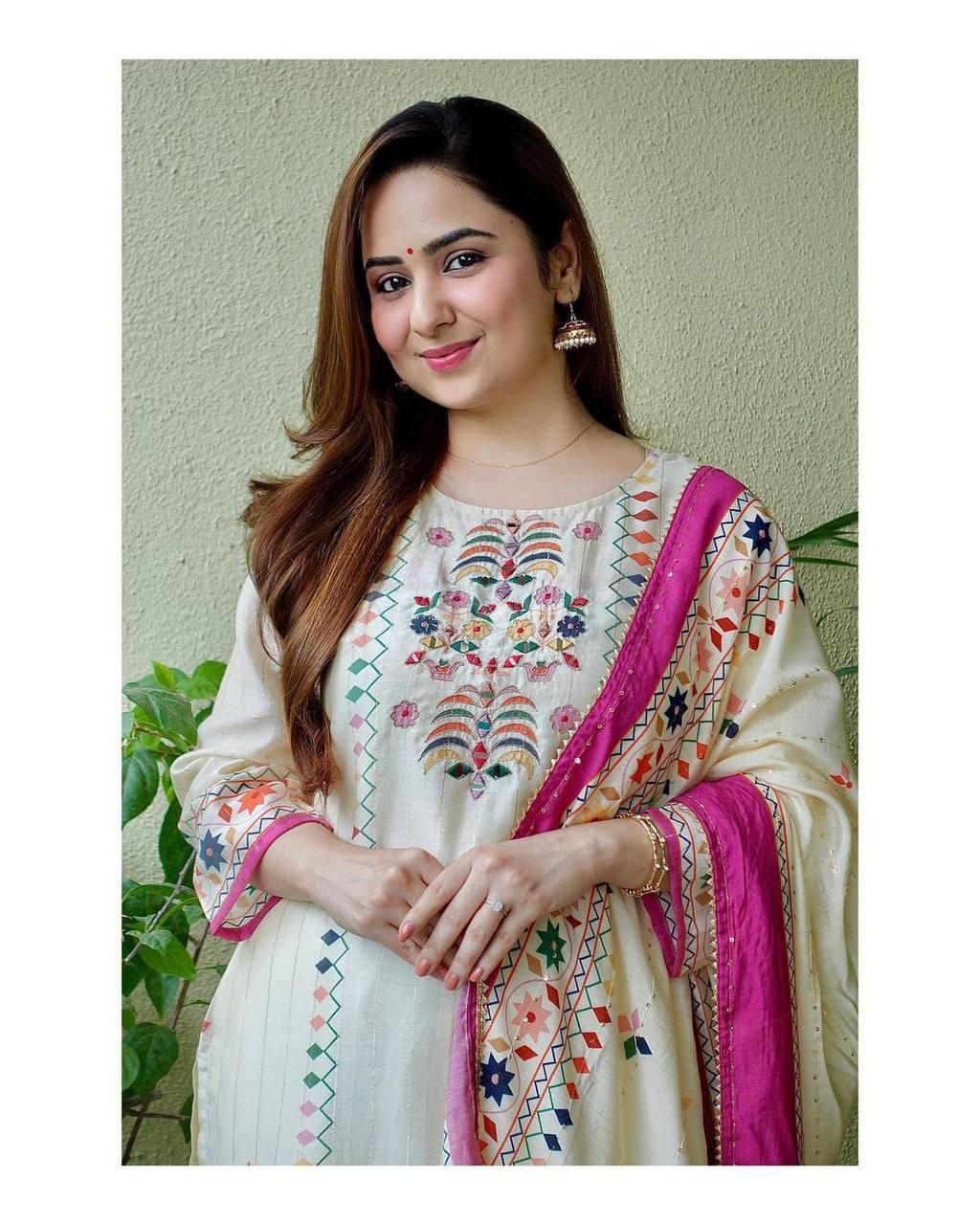 Festive Bloom – White and Pink Handworked Kurta Set