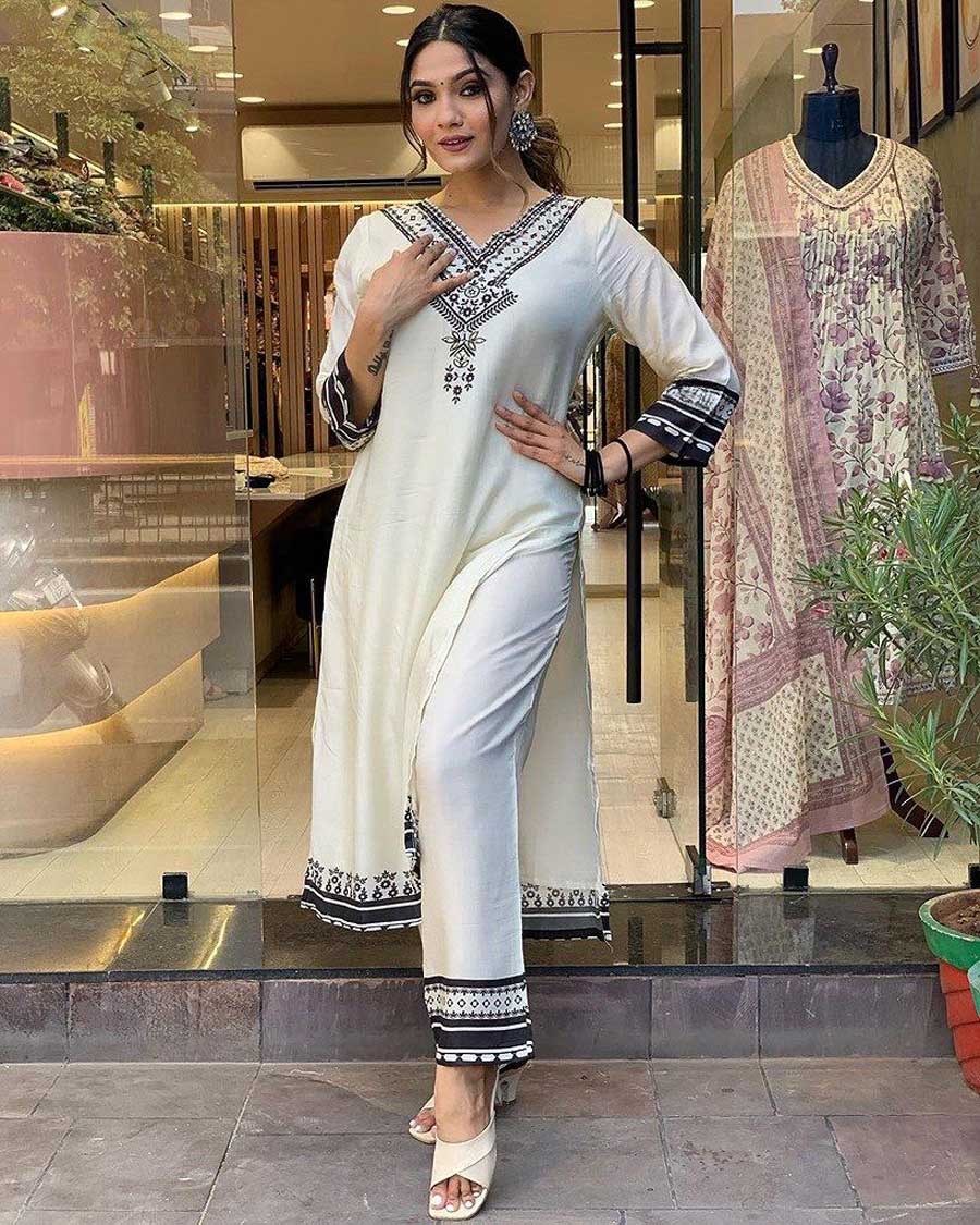 Zarqa White – Premium Designer Muslin Digital Print Set