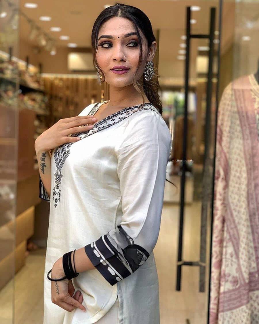 Zarqa White – Premium Designer Muslin Digital Print Set