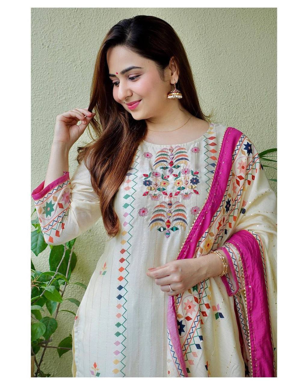 Festive Bloom – White and Pink Handworked Kurta Set