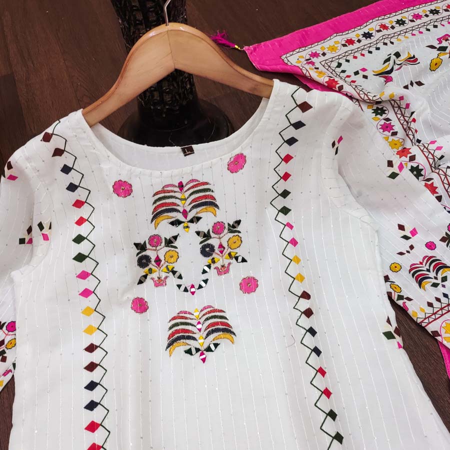 Festive Bloom – White and Pink Handworked Kurta Set