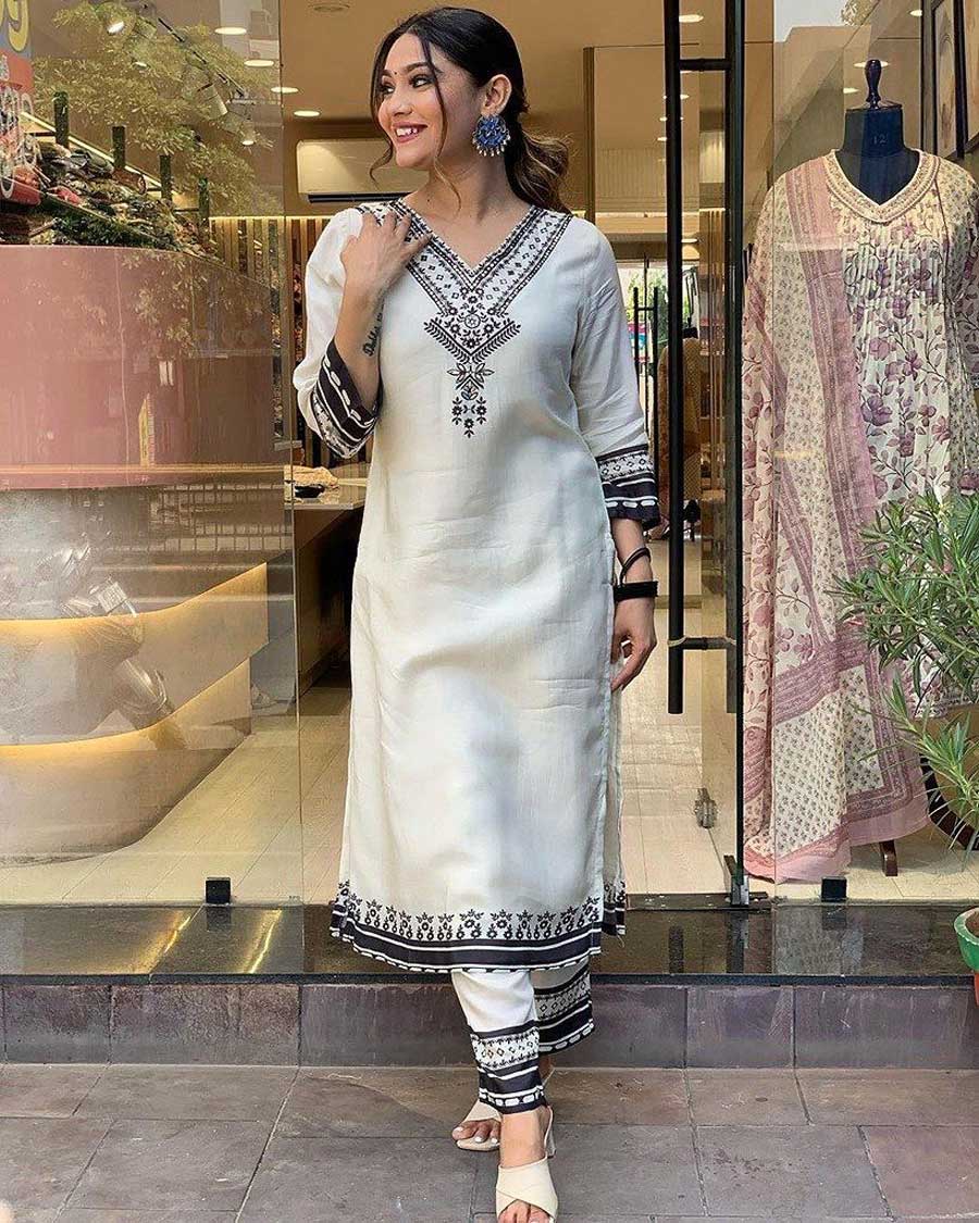 Zarqa White – Premium Designer Muslin Digital Print Set